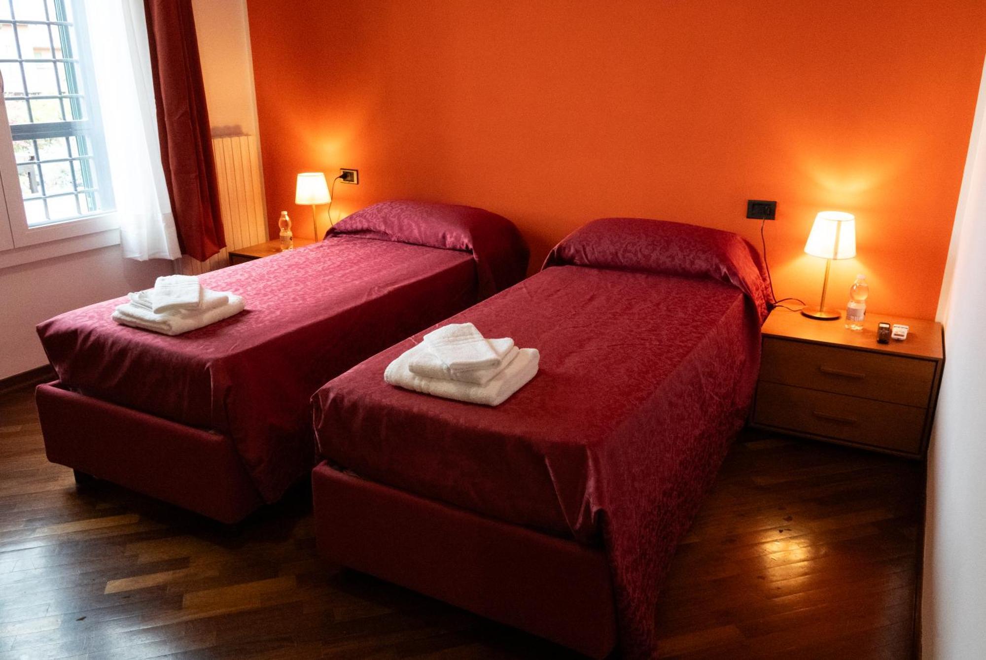 Camera Matrimoniale/Doppia con Letti Singoli con Bagno Privato